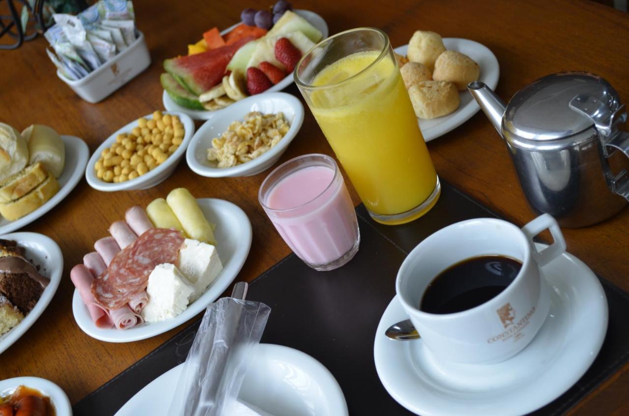 Constantino Hotel E Eventos Juiz de Fora Extérieur photo A typical breakfast in Brazil